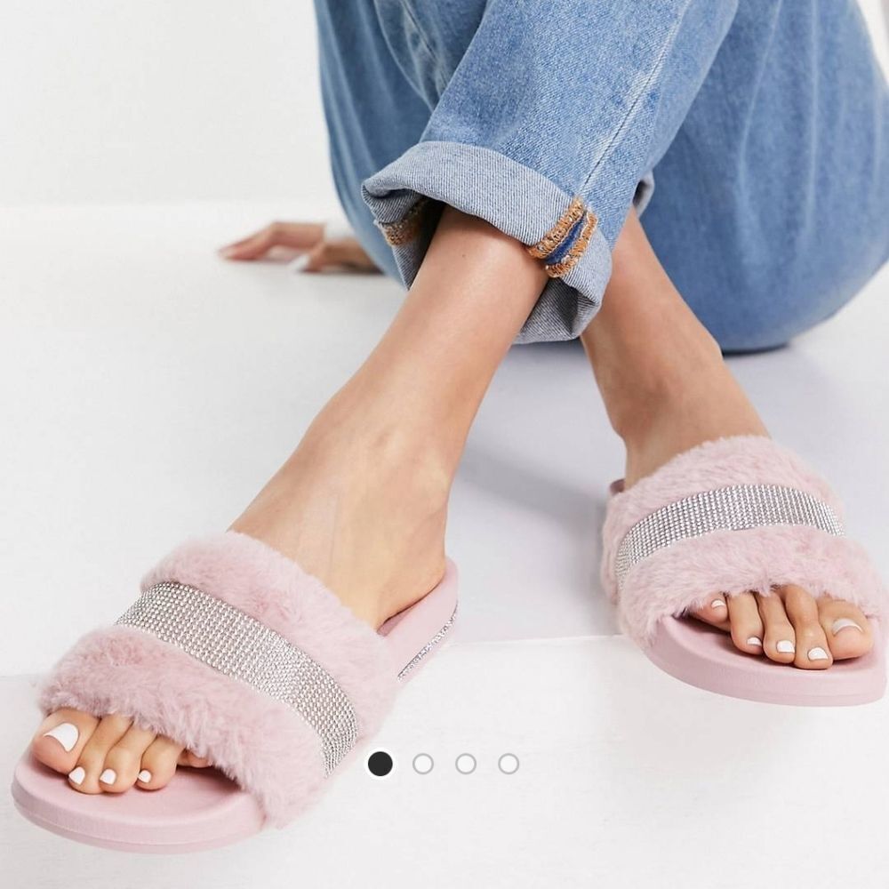 BRAND NEW LIGHT PINK FUZZY SANDAL
